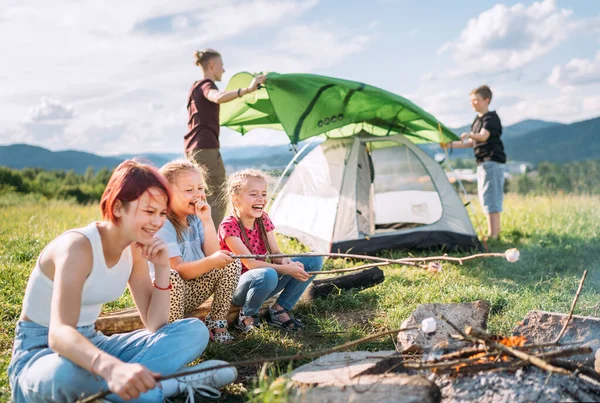 Tre Systrar Skrattar Glatt Och Steker Marshmallows Och Godis Pinnar — Stockfoto