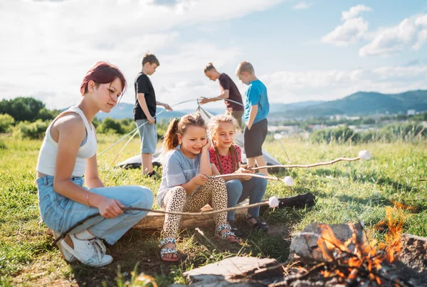 Três Irmãs Sentadas Perto Fogueira Sorrindo Assando Marshmallows Doces Varas — Fotografia de Stock