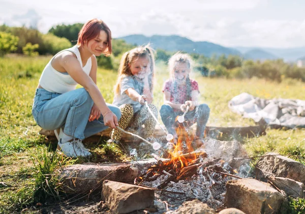 Tre Systrar Ler Glatt Medan Grillar Marshmallows Godis Pinnarna Över — Stockfoto