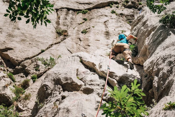 克罗地亚帕克莱尼察国家公园 身穿防护头盔和鞋子的女运动员带头爬上悬崖 他们用绳子和攀爬带攀爬 积极极限运动时间概念照片 — 图库照片