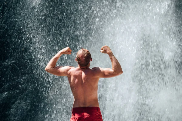 Medelålders Topless Man Står Berget Flod Vattenfall Steg Armarna Upp — Stockfoto