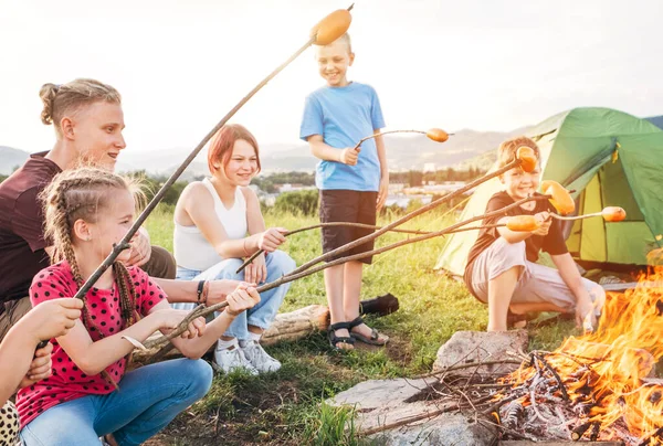 Grupp Sex Barn Pojkar Och Flickor Ler Glatt Och Steker — Stockfoto