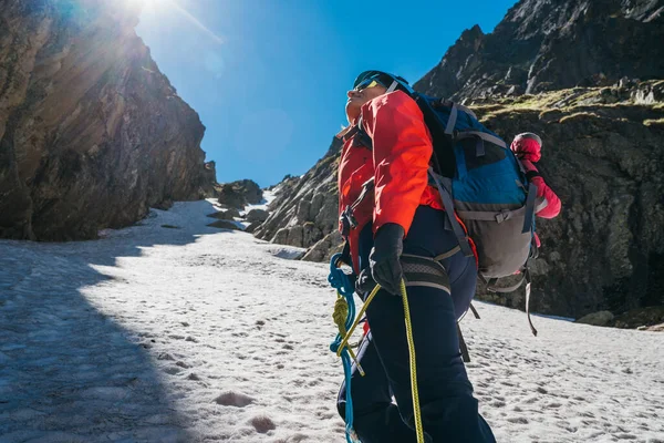 Equipe Amarrando Mulher Vestida Roupas Alpinismo Alta Altitude Arnês Subindo — Fotografia de Stock