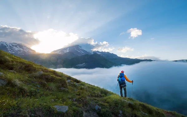 Einsamer Bergsteiger Beim Abstieg Vom Kasachischen 5054M Hohen Berg Mit — Stockfoto