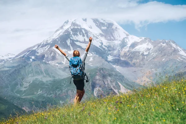 Backpacker Woman Rising Arms Greeting Snowy Slopes Kazbek 5054M Mountain — Stockfoto