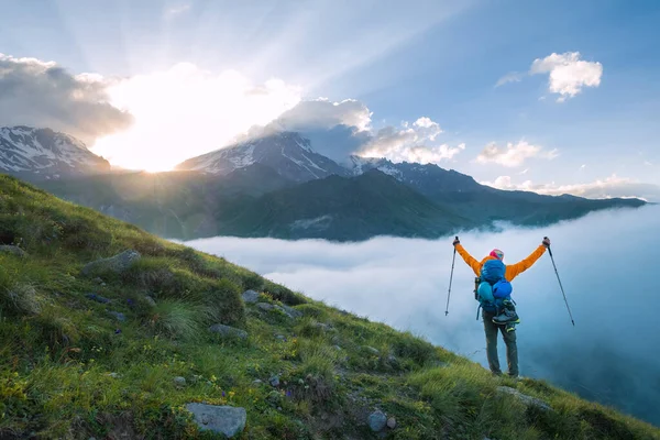 Гірський Альпініст Спускається Горі Казбек 554 Рюкзаком Шоломи Висотних Альпіністських — стокове фото
