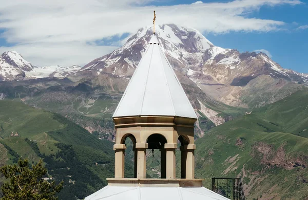 Kazbek 5054M Mountain View Gergeti Village Architectural Arches Chapel Prophet — Stockfoto
