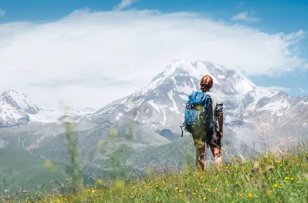 Backpacker Woman Backpack Standing Enjoying Snowy Slopes Kazbek 5054M Mountain — Stockfoto