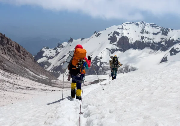 Mountaineers Rope Descending Kazbek 5054M Mountain Backpacks Successful Summit Ascending — Stockfoto