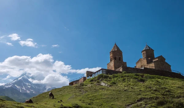 Gergeti Trinity Church Sminda Sameba Xiv Century Kazbek 5054M Mountain — Stockfoto