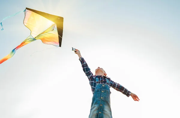 9Yo Meisje Met Vliegende Kleurrijke Vlieger Loopt Het Hoge Gras — Stockfoto