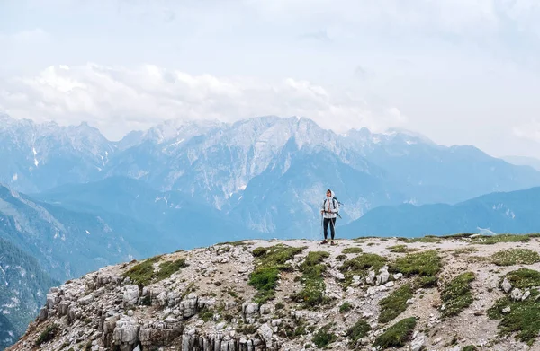 意大利南部蒂罗尔的Tre Cime Lavaredo组附近 一个背着背包 脚踏两极的女远足者在山上欣赏着风景如画的白云石阿尔卑斯山 积极的人与山区概念 — 图库照片