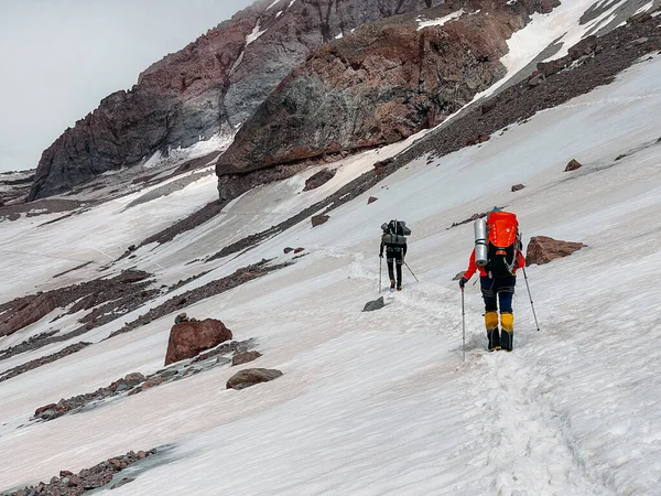 Two Mountaineers Ascending Kazbek 5054M Mountain Backpacks Trekking Poles Caucasus — ストック写真