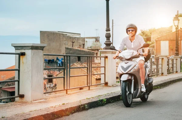 Homem Alegremente Sorridente Capacete Óculos Sol Rápido Montando Moto Scooter — Fotografia de Stock