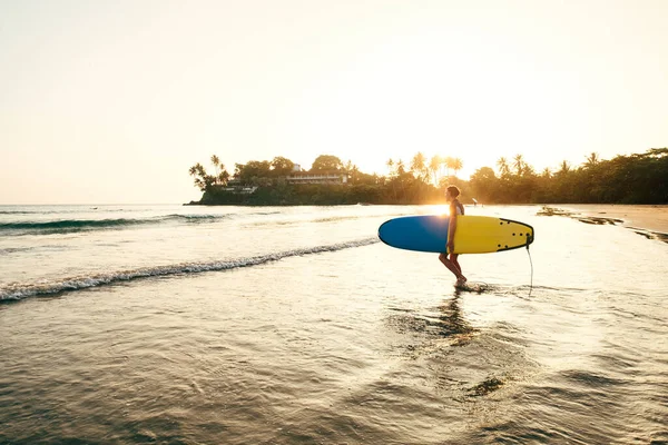 Teenager Mit Blauem Und Gelbem Surfbrett Das Die Wellen Steigt — Stockfoto