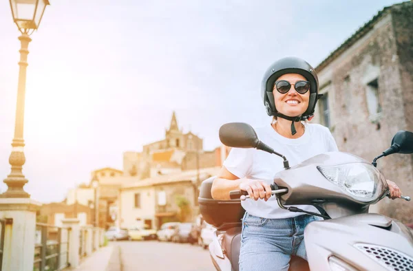Χαρούμενα Χαμογελαστή Γυναίκα Κράνος Και Γυαλιά Ηλίου Γρήγορα Ιππασία Moto — Φωτογραφία Αρχείου