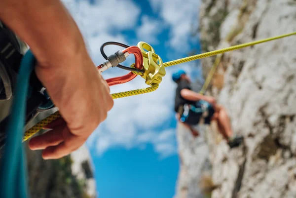 Belay Device Close Shot Boy Cliff Climbing Wall Hanging Rope — Stockfoto