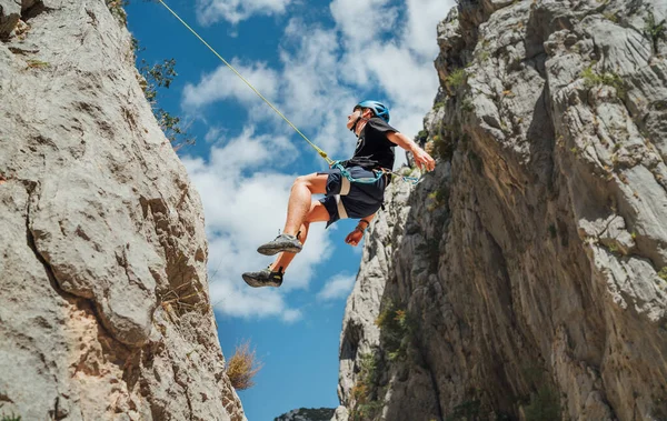 Climber Teenager Boy Protective Helmet Abseiling Vertical Cliff Rock Wall — Stockfoto