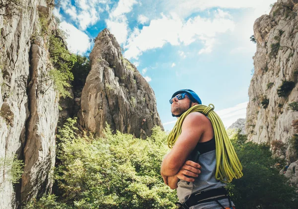 Egy Hegymászó Sisakban Napszemüvegben Mászókötéllel Vállán Paklenicai Sziklafalat Elemezve Mászáshoz — Stock Fotó