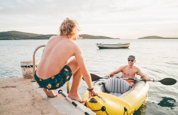 Father Teenager Son Bright Yellow Inflatable Kayak Returning Back Evening — Foto Stock