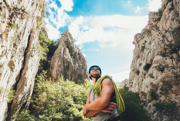 Hombre Escalador Sonriente Con Casco Protector Gafas Sol Con Cuerda — Foto de Stock