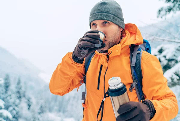 Homem Bebendo Uma Bebida Quente Garrafa Térmica Vestida Jaqueta Softshell — Fotografia de Stock