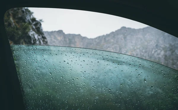 Yarısı Açık Kapının Sisli Penceresi Soğuk Yağmur Damlalarıyla Kaplı Kayalık — Stok fotoğraf