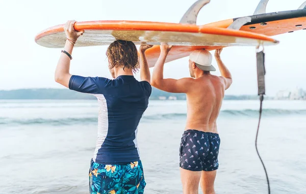 Tiener Jongen Met Zijn Vader Met Surfplanken Hoofden Lopend Golven — Stockfoto