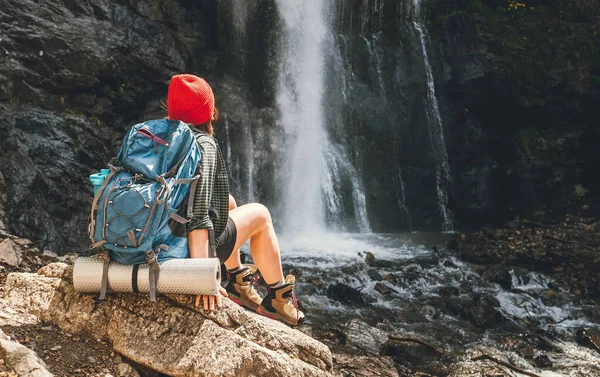 Kvinna Med Ryggsäck Röd Hatt Klädd Aktiva Trekking Kläder Sitter — Stockfoto