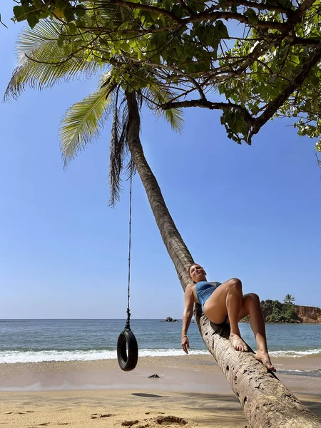 Žena Oblečený Modrý Plavecký Suite Ležící Relaxační Kokosové Palmy Kmen — Stock fotografie