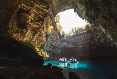 Sami, Yunanistan - 3 Ekim 2022: Melissani Mağara Gölü ve Sami, Yunanistan 'da turistlerle dolu yüzen tekneler.