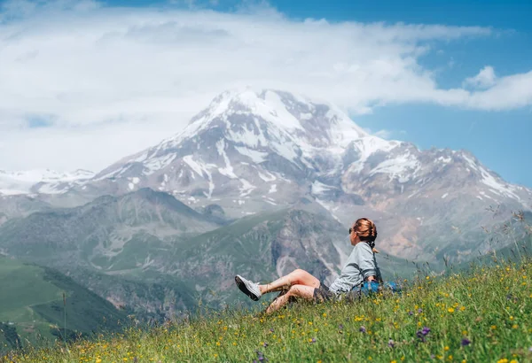 Backpacker Woman Sitting Green Grass Hill Enjoying Snowy Slopes Kazbek — 图库照片