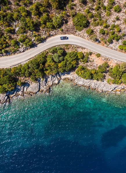 Εναέρια Κάθετη Λήψη Φορτηγού Που Κινείται Από Τον Καμπυλωτό Δρόμο — Φωτογραφία Αρχείου