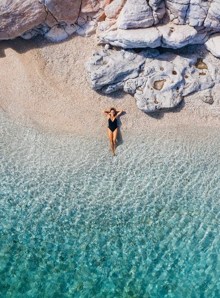 Photo Vue Dessus Montrant Une Femme Vêtue Maillot Bain Noir — Photo