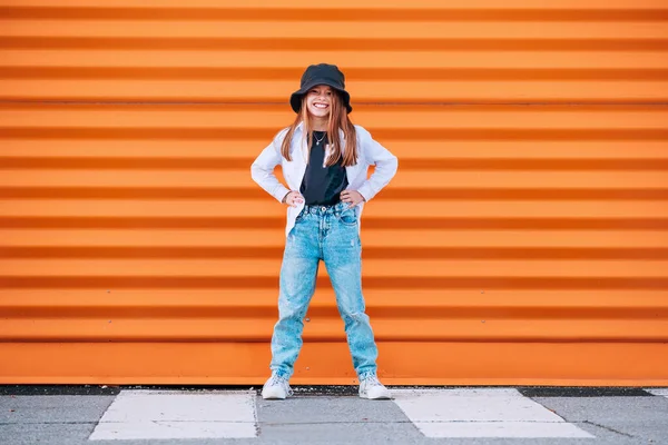 Klein Mode Gekleed Meisje Portret Oprecht Glimlachend Terwijl Het Kijken — Stockfoto