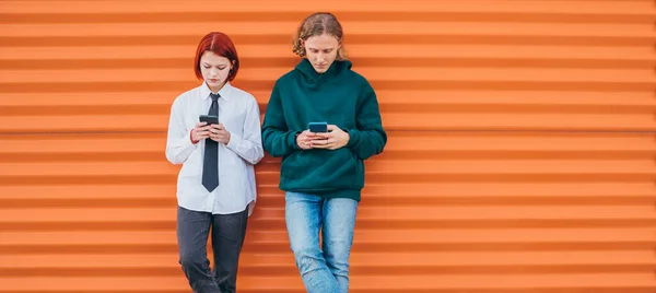 Two Caucasian Teen Friends Boy Girl Browsing Smartphone Devices While — Stock Photo, Image