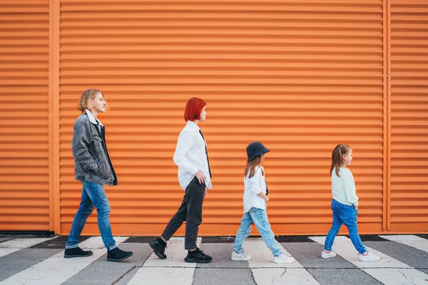 Ubrany Modę Kwartet Małych Dzieci Nastoletnich Sióstr Braci Przechodzących Przez — Zdjęcie stockowe
