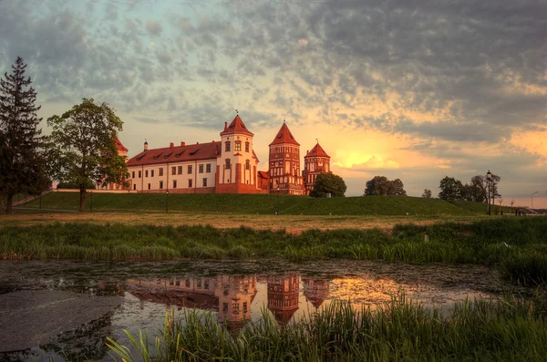 Castle by river in autumn — Stock Photo, Image