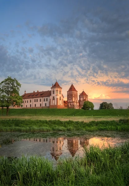 Castle by river in summer — Stock Photo, Image