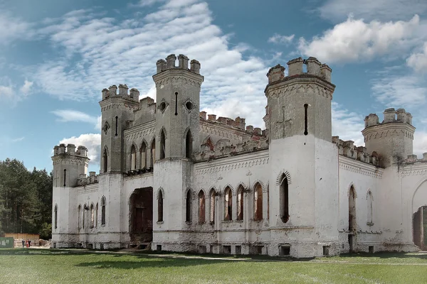 Замок в літо — стокове фото