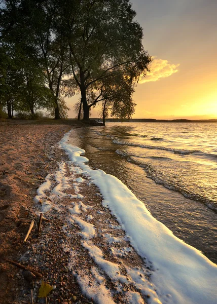 Vagues du lac au coucher du soleil — Photo