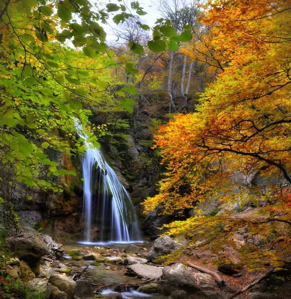 Wasserfall im Herbst-2 Stockbild