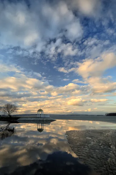 Beau, large, pittoresque lac — Photo