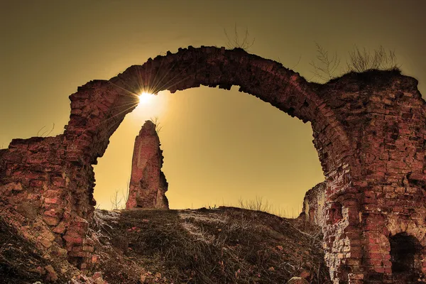 De ruïnes van het oude kasteel bij zonsondergang — Stockfoto