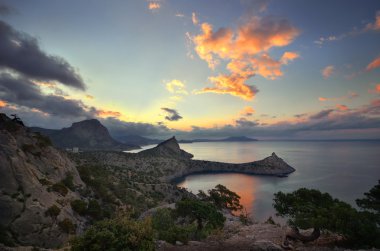 Sıcak denizin üzerinde gün doğumu
