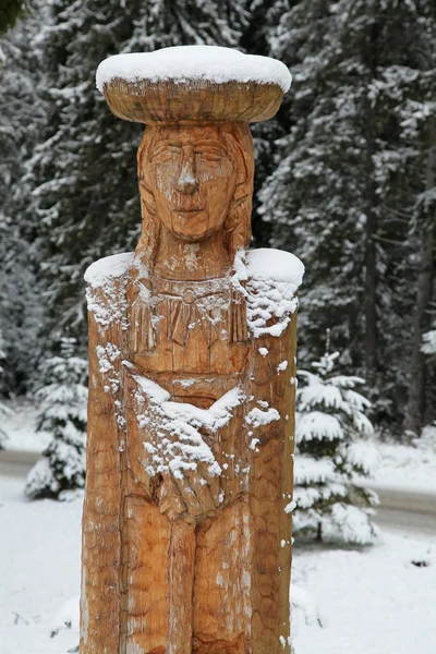 Estátua na floresta — Fotografia de Stock