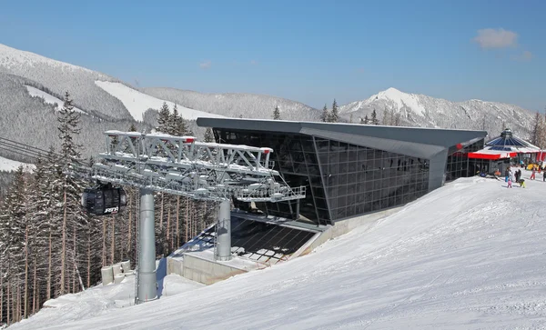 Moderno teleférico FUNITEL en la colina Chopok - Montañas bajas de Tatras —  Fotos de Stock
