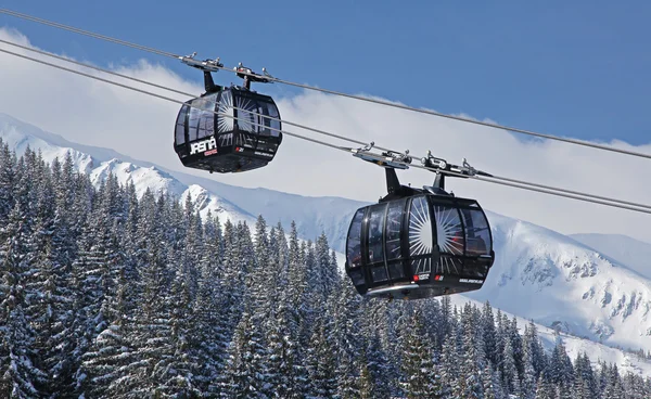 Moderne kabelbaan funitel op heuvel chopok - lage Tatra bergen — Stockfoto