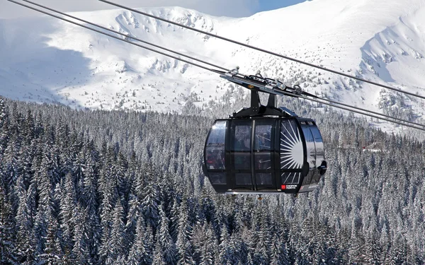 Moderne kabelbaan funitel op heuvel chopok - lage Tatra bergen — Stockfoto