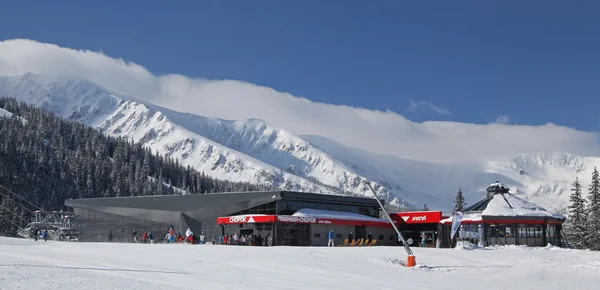 Moderne kabelbaan funitel op heuvel chopok - lage Tatra bergen — Stockfoto